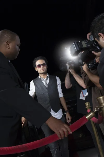 Male celebrity arriving at media event — Stock Photo, Image