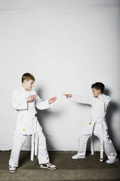 Chicos practicando judo — Foto de Stock