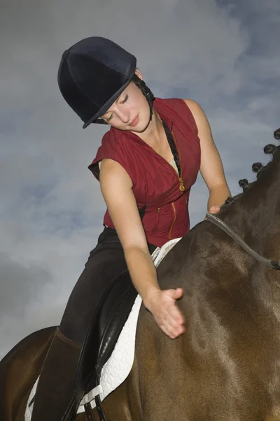 Horseback binici okşayarak at — Stok fotoğraf