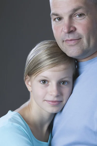 Padre e hija sonriendo — Foto de Stock