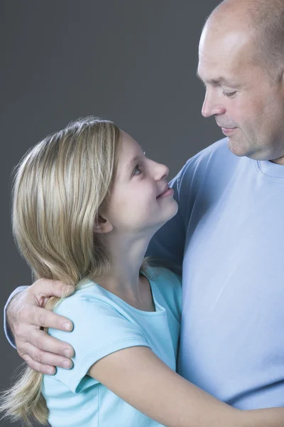 Padre abrazando a la hija — Foto de Stock