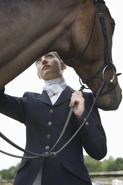 Cavallerizza femminile con cavallo — Foto Stock