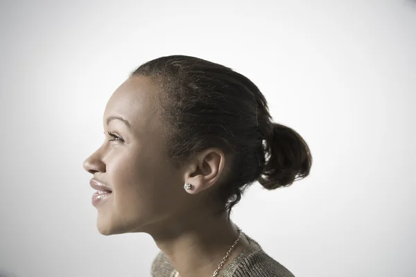 Jovem mulher sorrindo — Fotografia de Stock