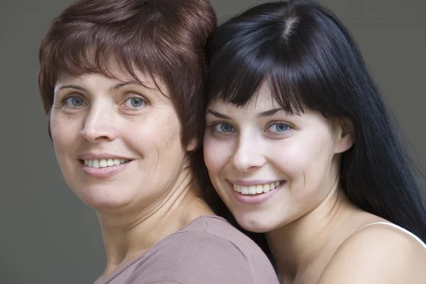 Mulher abraçando mãe — Fotografia de Stock