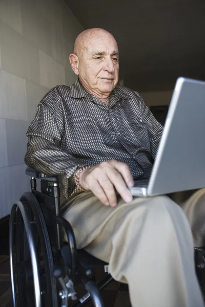 Elderly man using laptop — Stock Photo, Image