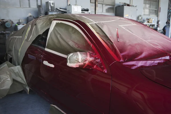 Rot lackiertes Auto in Garage — Stockfoto