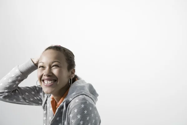 Jonge vrouw glimlachen — Stockfoto