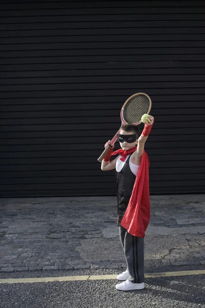 Jongen in Zorro kostuum met tennisracket — Stockfoto