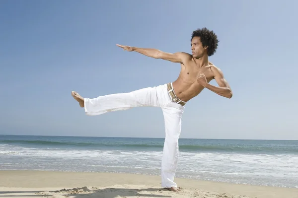 Man exercising on beach — Stock Photo, Image