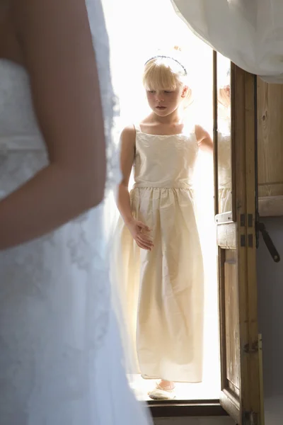 Girl entering house — Stock Photo, Image