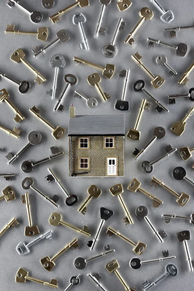 Dům a klíče — Stock fotografie