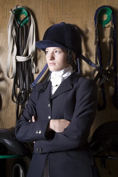 Mädchen posiert im Stall — Stockfoto