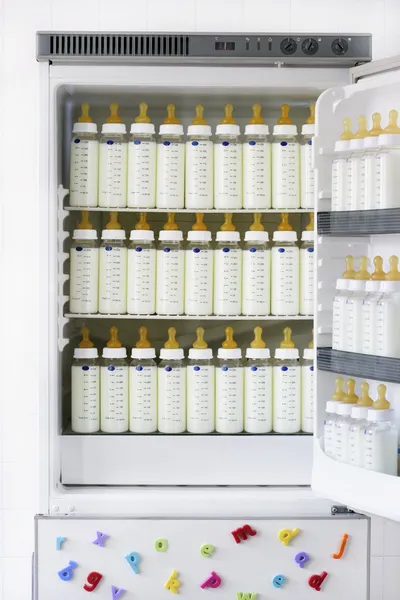 Kojenecké lahve s mlékem — Stock fotografie