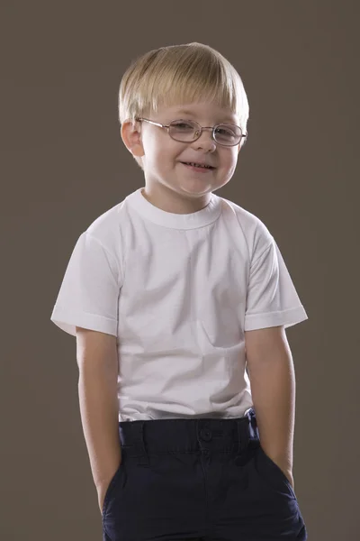Chlapec, brýle s úsměvem — Stock fotografie