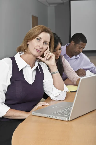 Mensen uit het bedrijfsleven werken — Stockfoto