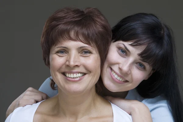 Mulher abraçando mãe — Fotografia de Stock