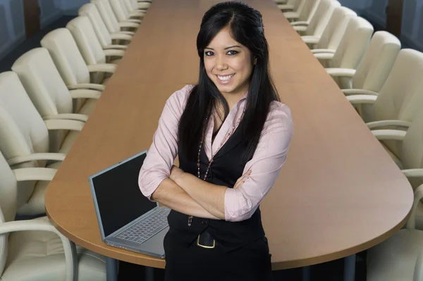 Mujer de negocios de pie en la sala de reuniones — Foto de Stock