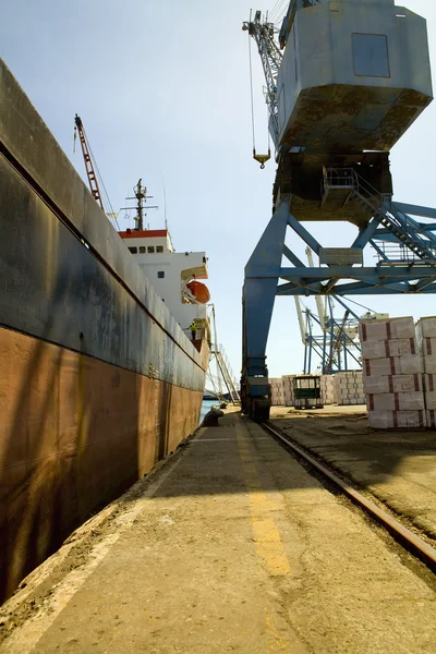 Crane loading freighter — Stock Photo, Image