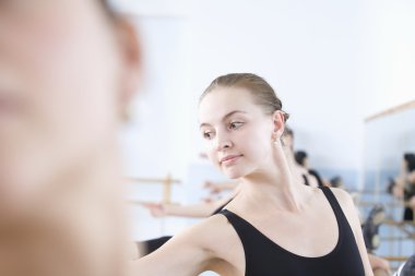 Genç kadın bale poz uzanır