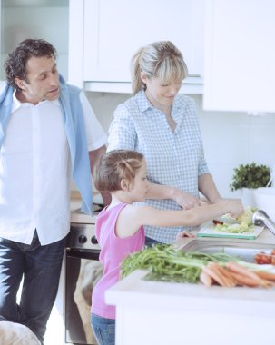 sağlıklı bir salata yapmak aile