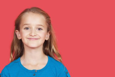 genç kız gülümseyerek