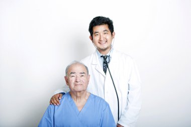 Asyalı doktor kıdemli Yetişkin hasta ile