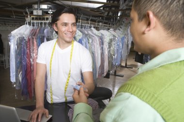 Müşteri ile konuşan adam 