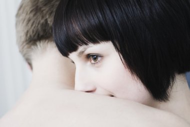 Kadın o kucaklayan adam shouler üzerinde görünüyor