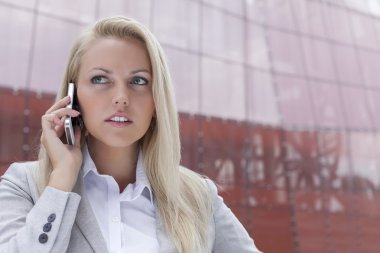 cep telefonunda iletişim iş kadını