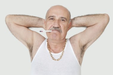 yelek Sigara İçilmeyen kıdemli adamı