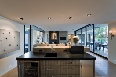 Veranda manzarasına sahip modern bir mutfak