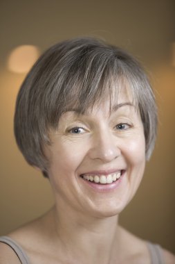 gülümseyen kadın