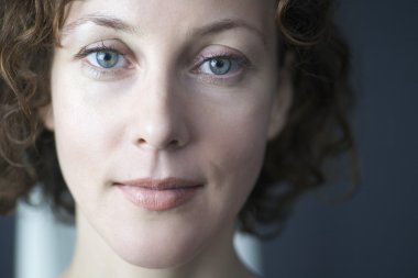 Doğrudan kameraya kadın görünüyor