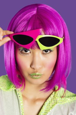 pembe peruk içinde funky kadın