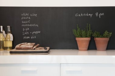  otlar ve kara tahta üzerinde bruschetta 