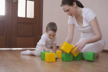 Anne ve oğlu yeşil ve sarı yapı taşları ile oynamak