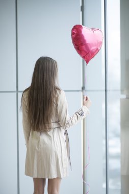 vrouw met hartvormige ballon