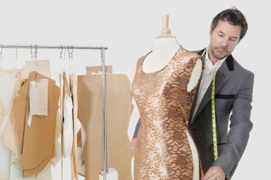 kleermaker werken op outfit