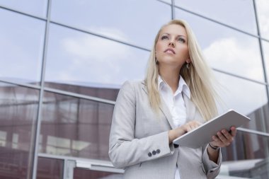 Sayısal tablet tutan iş kadını