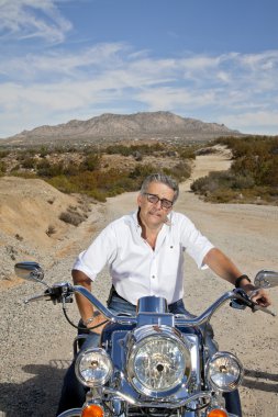 Komuta sizde motosiklet üzerinde oturur