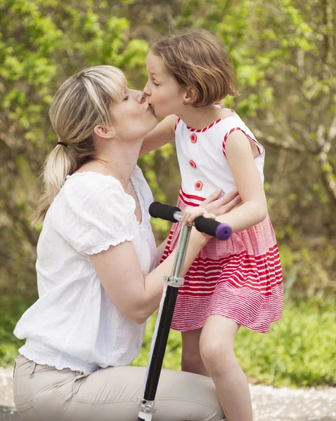 Mother and daughter kissing — Stock Photo, Image