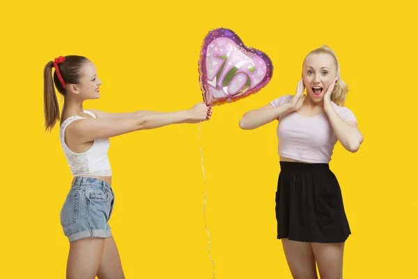 Vrouw geven verjaardag ballon verbaasd vrouw — Stockfoto