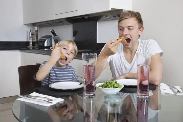 Padre e figlio mangiare pizza — Foto Stock