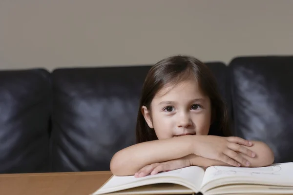 Fille avec livre — Photo