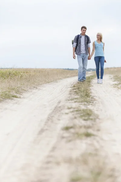 Hiking couple standing on trail at field — Stock Photo, Image