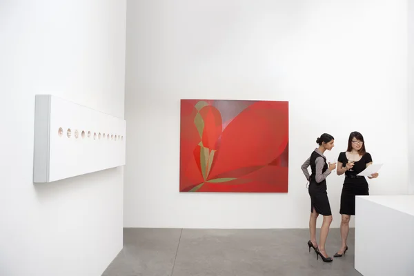 Les femmes au musée — Photo