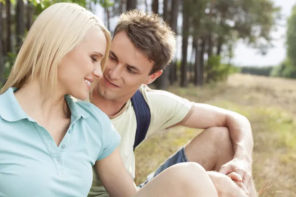 Male hiker looking at woman — Stock Photo, Image