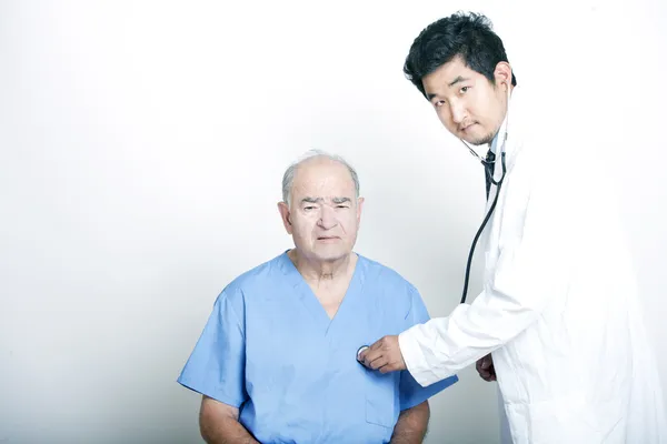 Доктор утешает взрослого пациента — стоковое фото