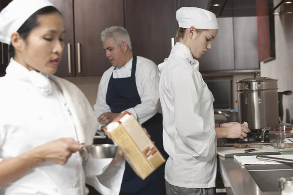 Chefs working at busy kitchen — Stock Photo, Image