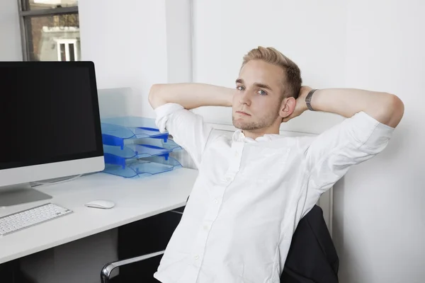 Jungunternehmer entspannt auf Stuhl — Stockfoto